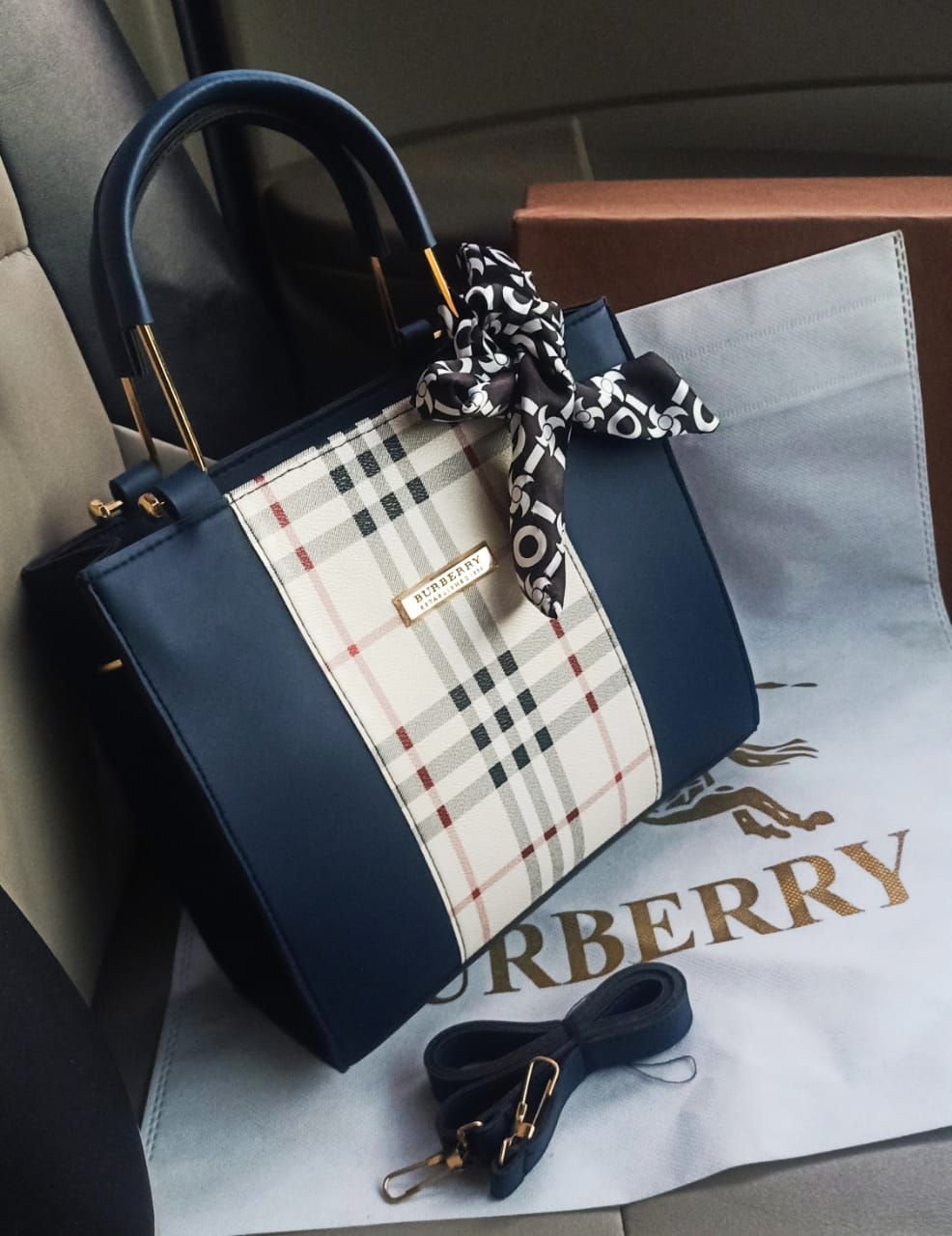 Burberry stylish bag - Image 5