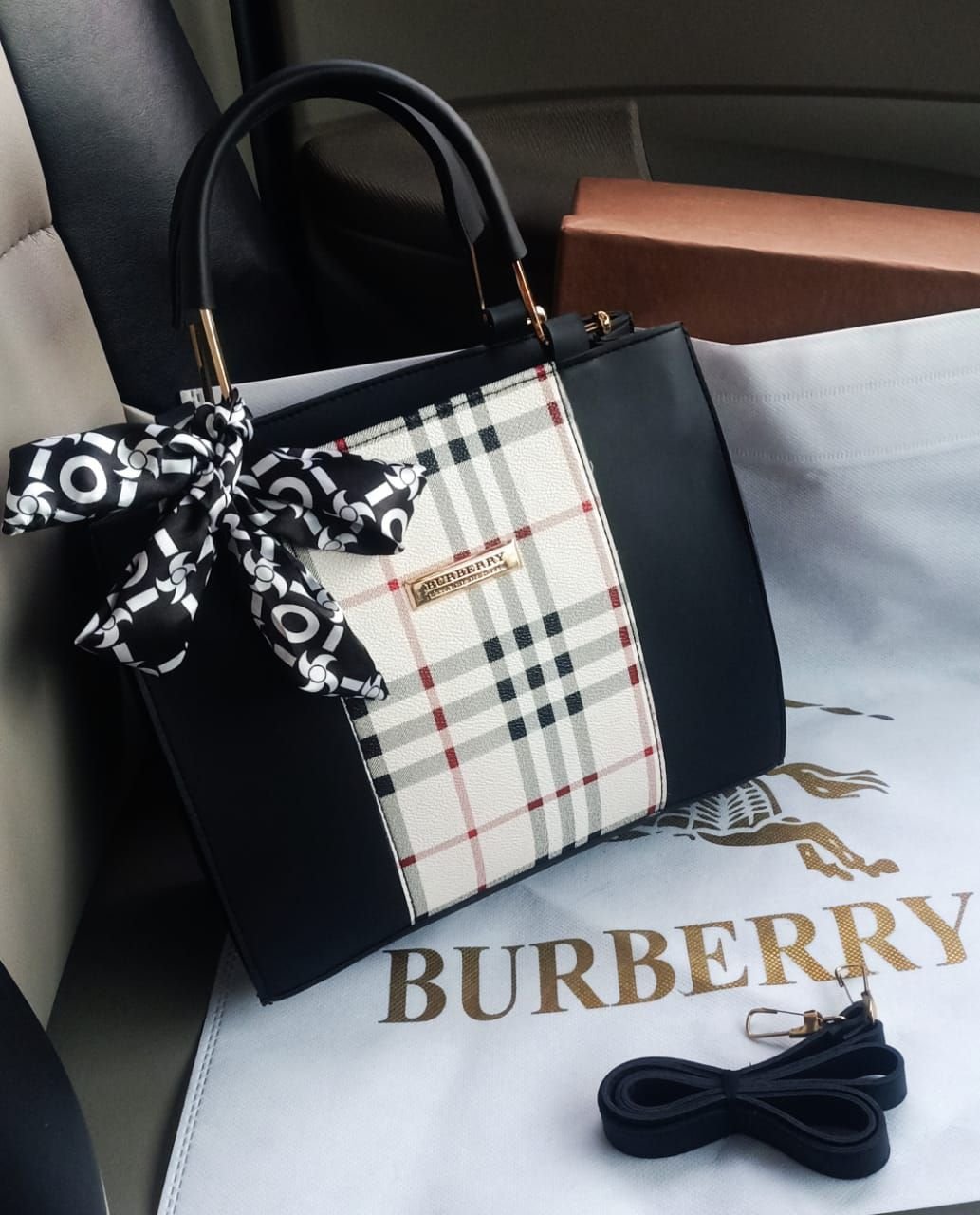 Burberry stylish bag - Image 4