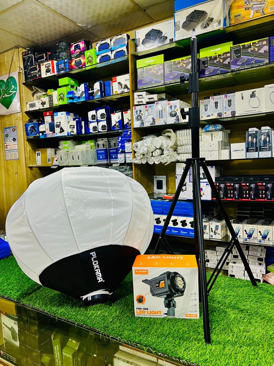 PLOKAMA PK400S LIGHT WITH 2.8M STSOFT BALLAND TRIPOD & UMBRELLA